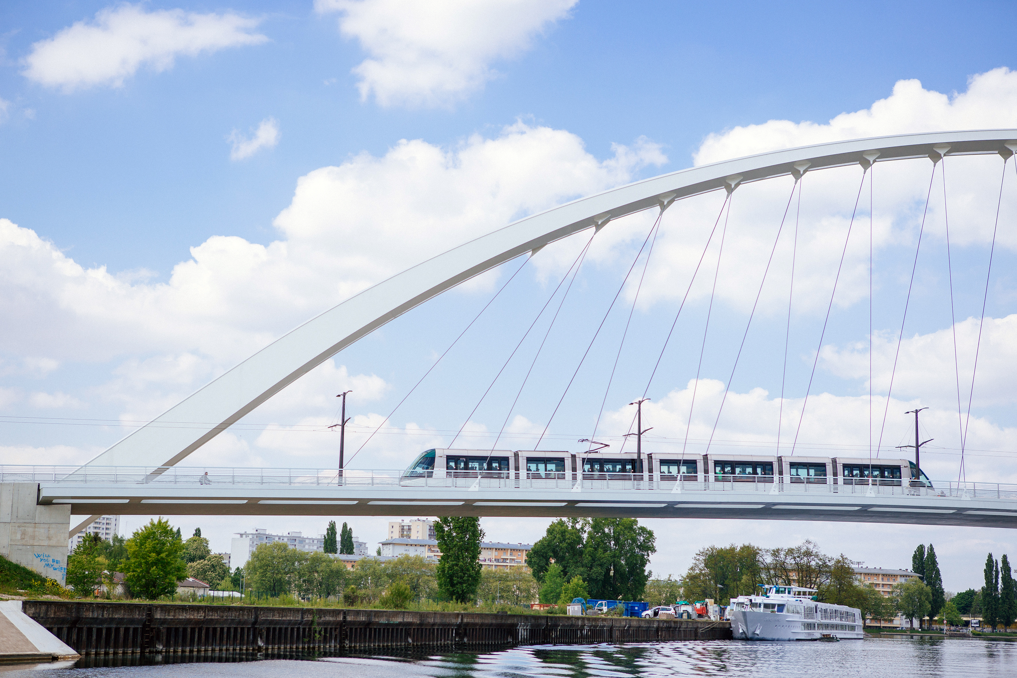 Le tramway enjambe le pont de la Citadelle - © Vincent Muller / SPL Deux Rives