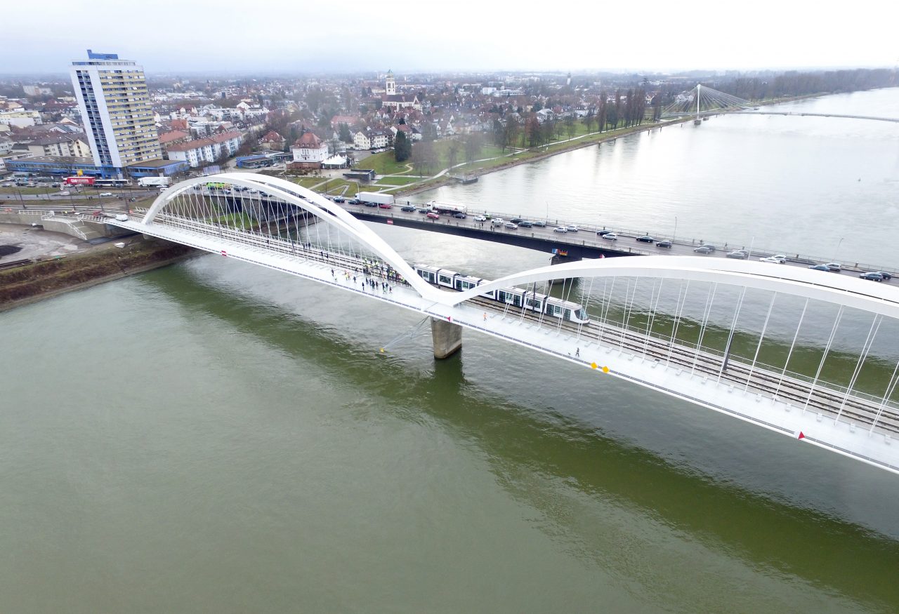 Le tramway franco-allemand traversant le Rhin sur le nouveau pont Beatus Rhenanus dessiné par
Marc Barani(©AIRMEGAPIX)