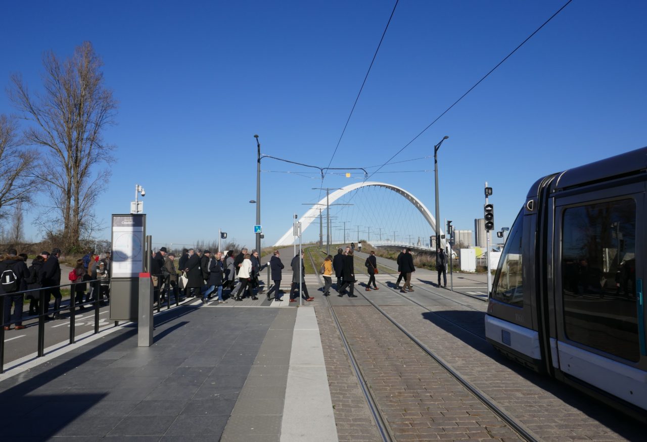 Départ de la visite depuis l'arrêt de tram Citadelle © SPL Deux-Rives