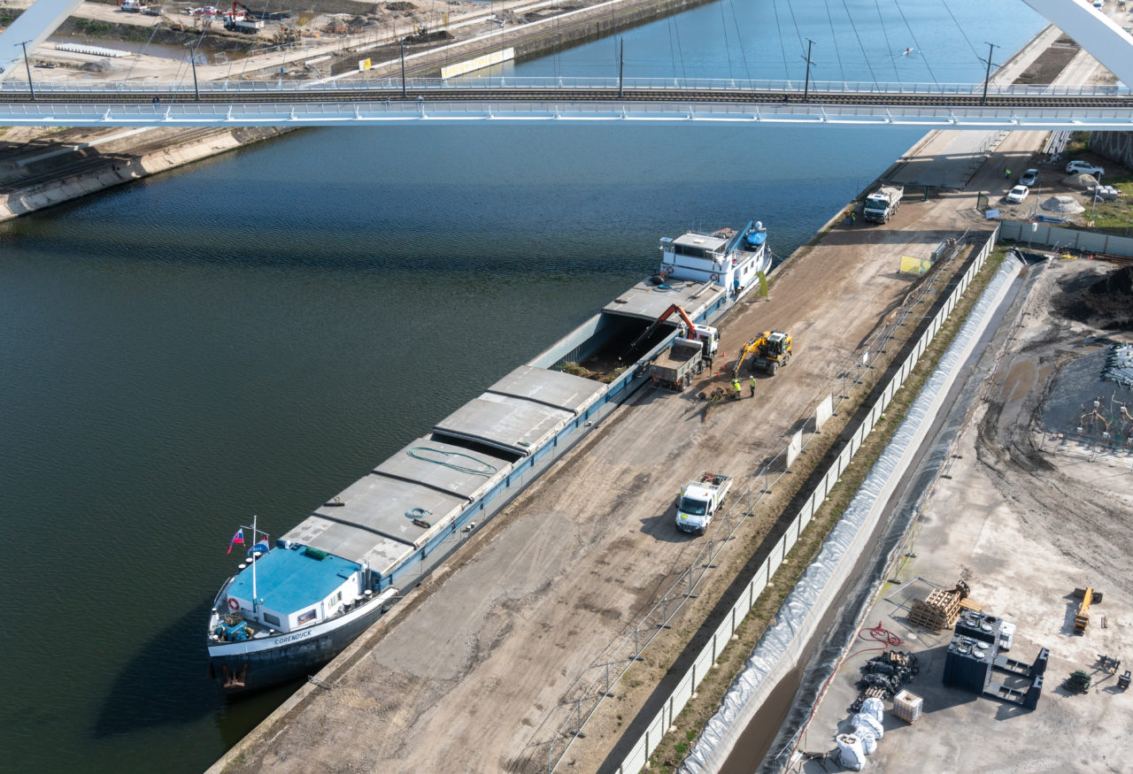 La péniche et la zone de déchargement des arbres © Groupe Thierry Muller
