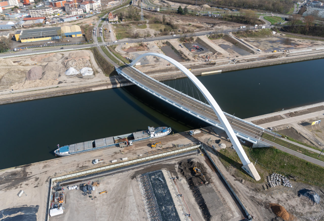 La péniche au pied du pont André Bord © Groupe Thierry Muller