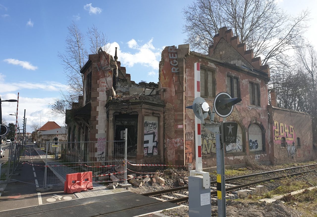 La ruine de la brasserie après la première tempête du 10 février 2020 : le pignon avant n'a pas résisté © SPL Deux-Rives