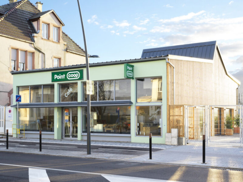 Façade du Point Coop - Café Deux-Rives vue depuis la rue du port du Rhin. Crédits photo : Siméon Levaillant