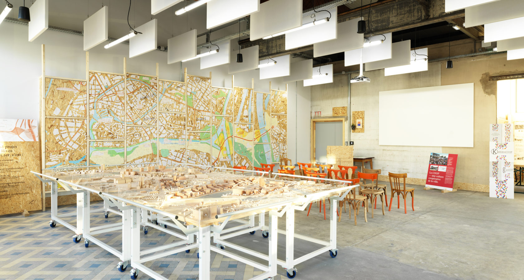 Vue de la salle d'exposition du Point Coop - Café Deux-Rives, sa maquette du projet urbain et son mur interactif. (Crédits photo : Siméon Levaillant)