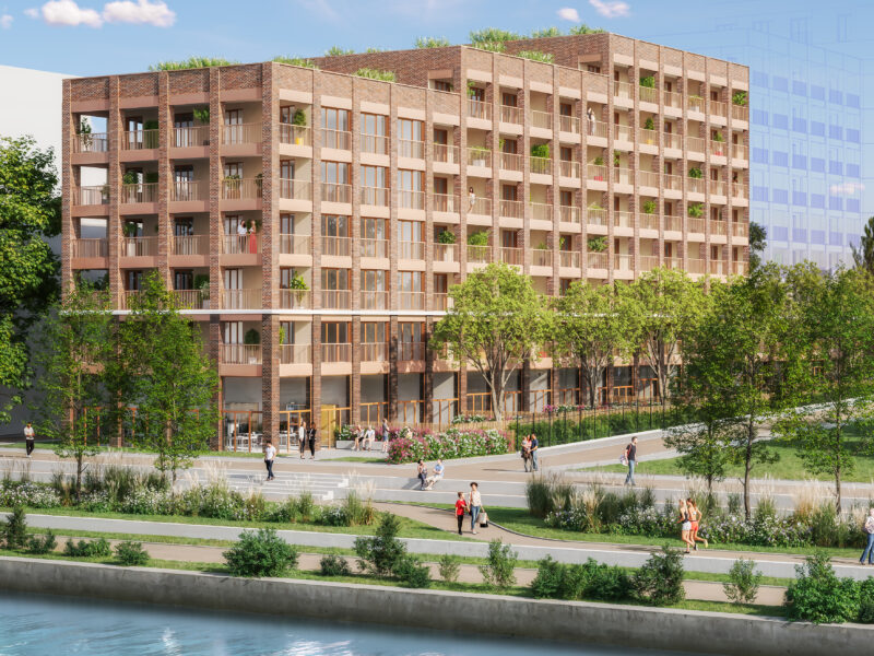 Un bâtiment en escaliers le long de l'eau, on voit des arbres au bord de l'eau et le long du bâtiment