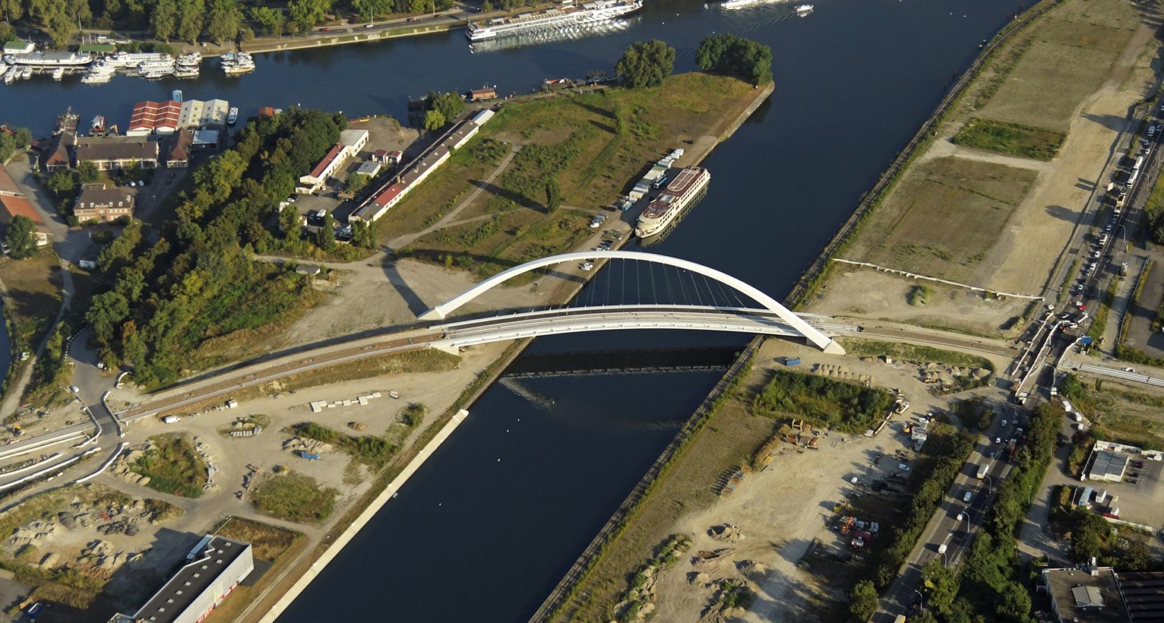 Aerial view of the André Bord bridge in the Citadelle district. Photo credit: Jean Isenmann, ADEUS