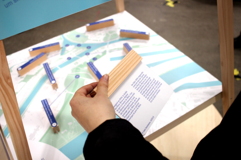 Découvrez les espaces verts et publics du quartier grâce à la carte à listons de l'exposition Deux-Rives c'est quoi le plan ? (Crédits photo : Justine Frémiot)