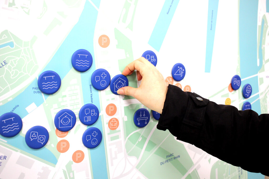 Les équipements publics du territoire se révèlent en carte dans l'exposition "Deux-Rives, c'est quoi le plan ?" (Crédits photo : Justine Frémiot)