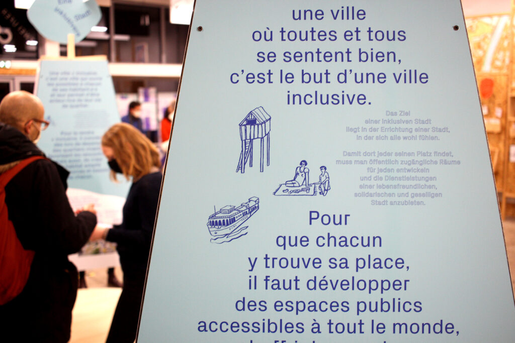 Panneau définissant la ville inclusive dans l'exposition "Deux-Rives, c'est quoi le plan ?" (Crédits photo : Justine Frémiot)