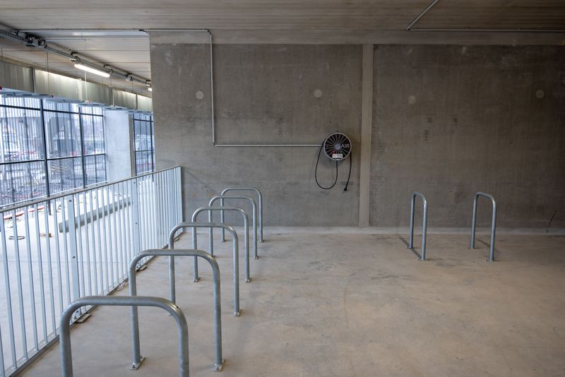 Eine Pumpstation für Fahrradreifen ist auf dem Parkplatz des Dock-1 vorhanden (Fotonachweis: Geneviève Engel für Strasbourg Eurométropole) 