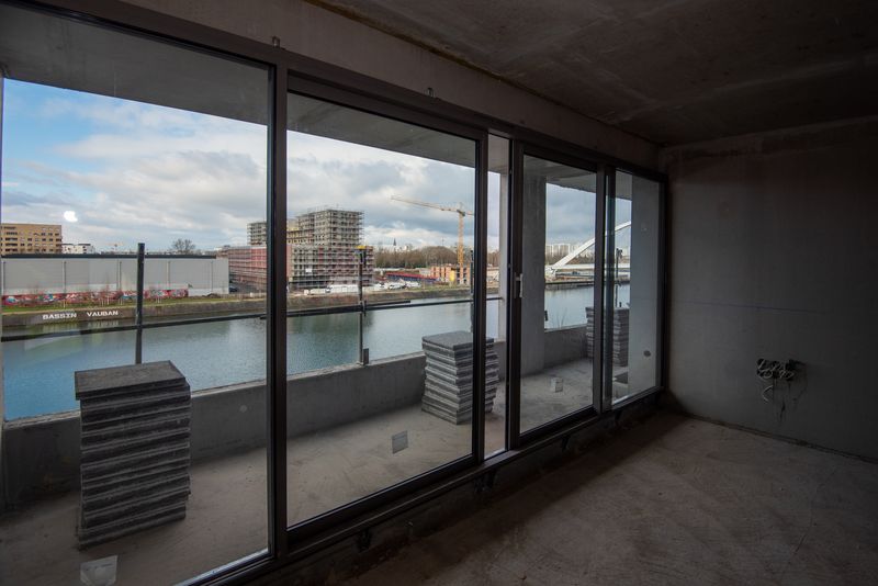 Baies vitrées et accès au balcon d'un appartement de Quai Starlette (Crédits : Geneviève Engel pour Strasbourg Eurométropole)