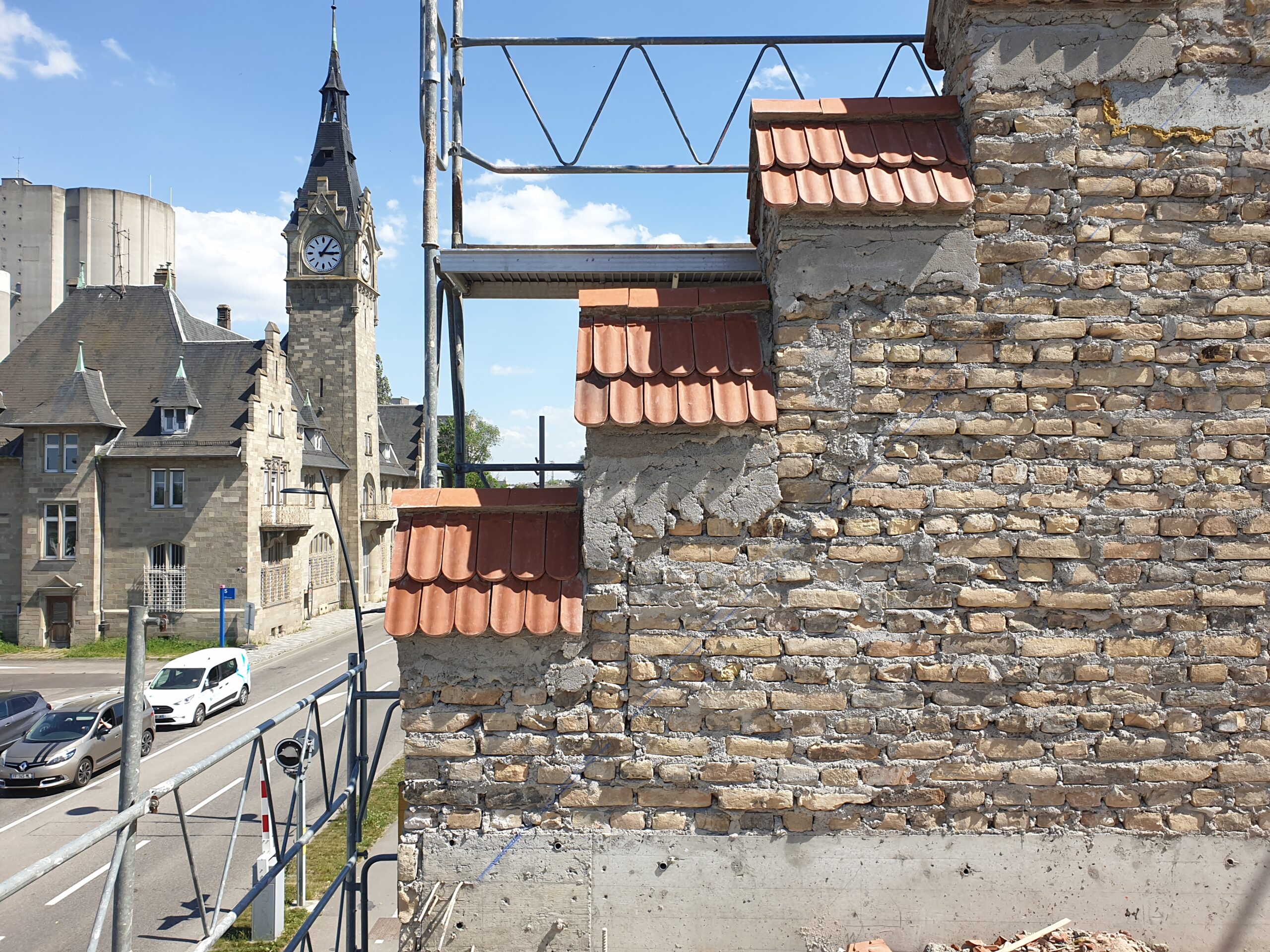 Détail architectural, les pignons à redans de la Maison Schutzenberger restaurés. La capitainerie du Port en arrière plan