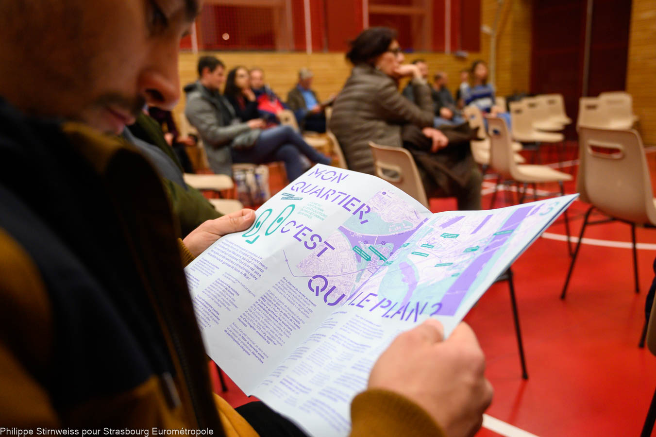 Ein Leser der PDR, der partizipativen Zeitung, die „vor nichts Angst hat“! (Fotonachweis: Philippe Stirnweiss für die Eurométropole de Strasbourg) 