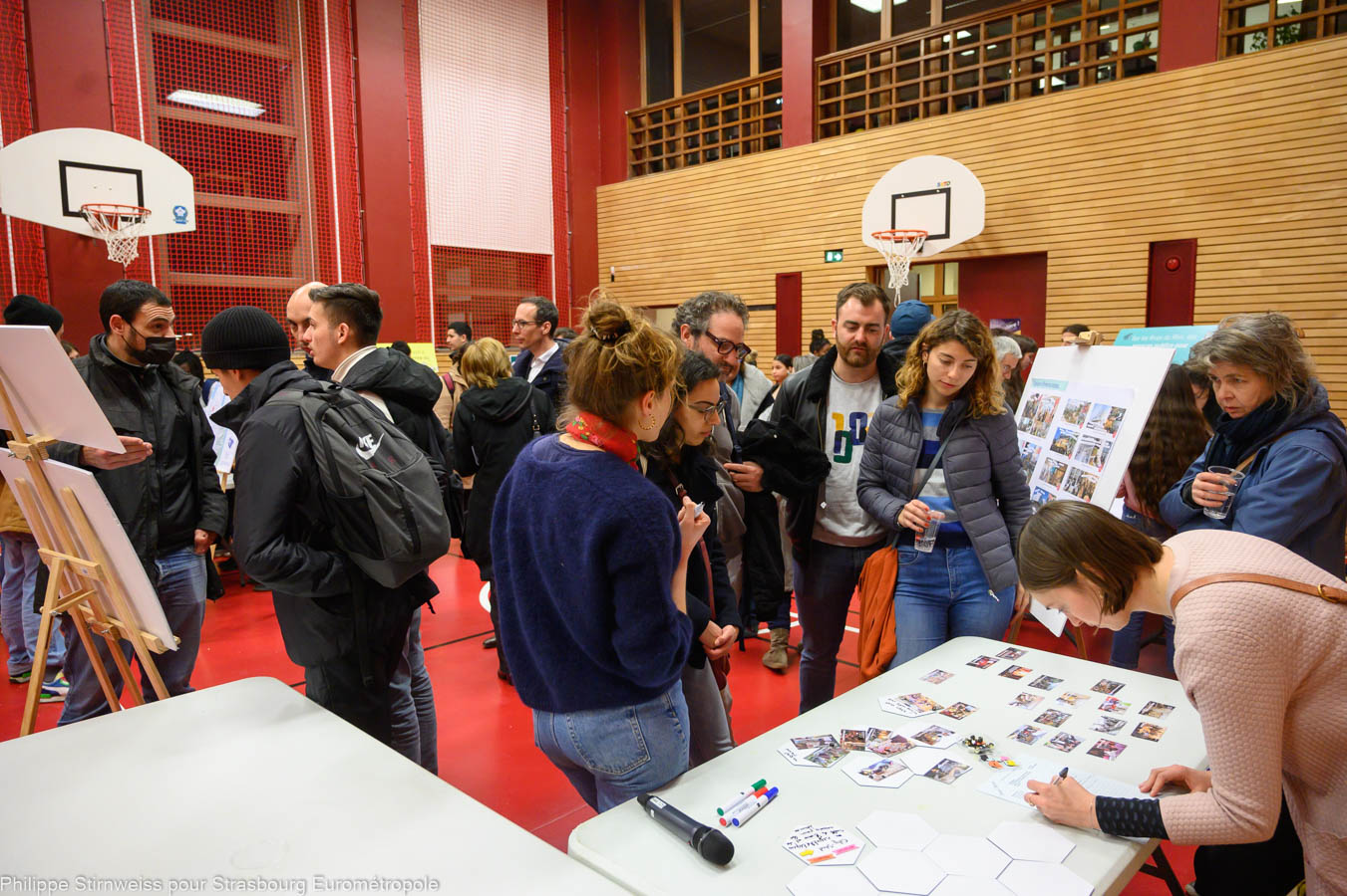 Das 2. Forumstreffen in der Turnhalle des Ecole du Rhin (Fotonachweis: Philippe Stirnweiss für die Eurométropole de Strasbourg) 