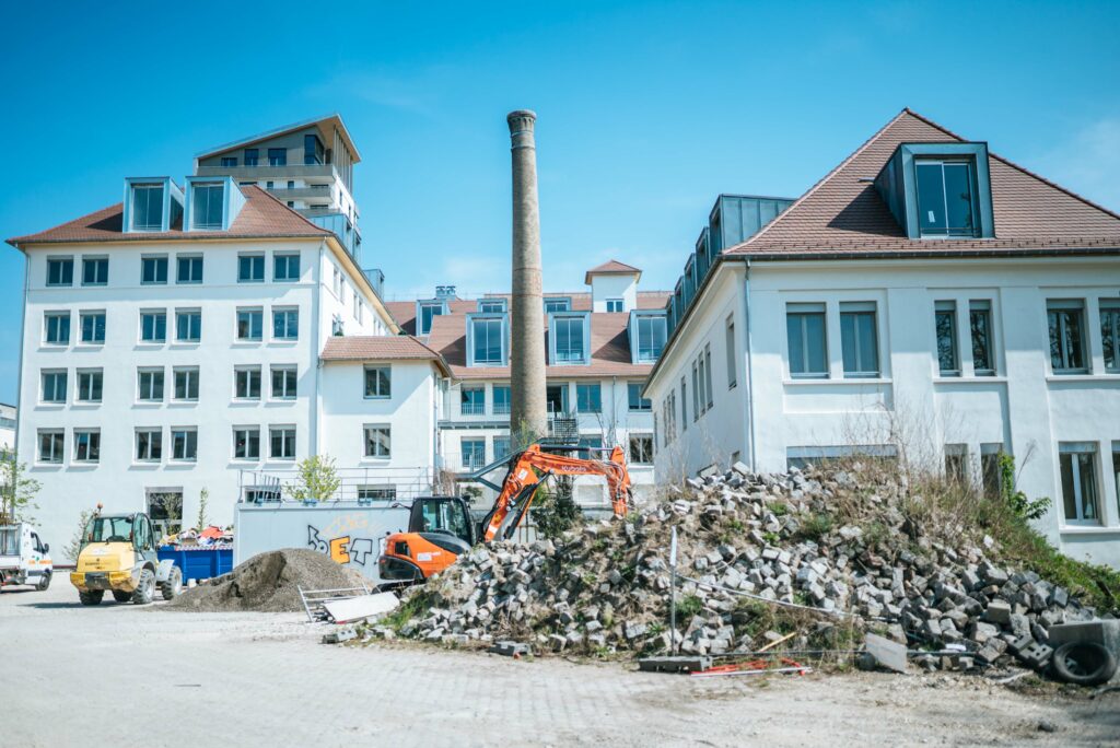 Blick vom Place des Ouvrières de la Coop auf ehemalige Verwaltungsgebäude L’Administration (Foto: Jésus S. Baptista)