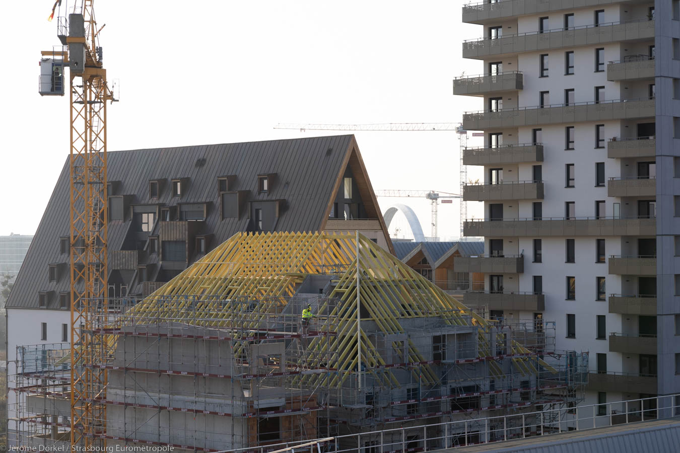 Blick vom Silo Coop-Parkhaus auf das im Bau befindliche Dach (Bildnachweis: Jérôme Dorkel für die Eurometropole Straßburg)