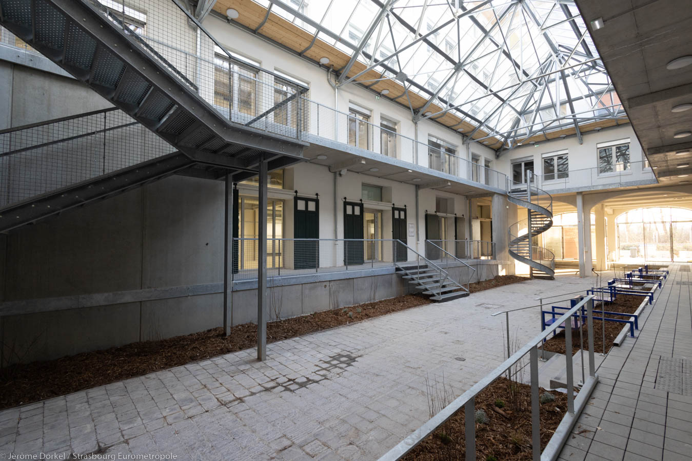 Die Veranstaltungsräume im Erdgeschoss unter dem Glasdach des Drittorts KaleidosCOOP (Bildnachweis: Jérôme Dorkel für die Eurometropole Straßburg)