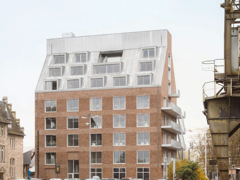 Vue d'un bâtiment à toi pentu de 9 étages