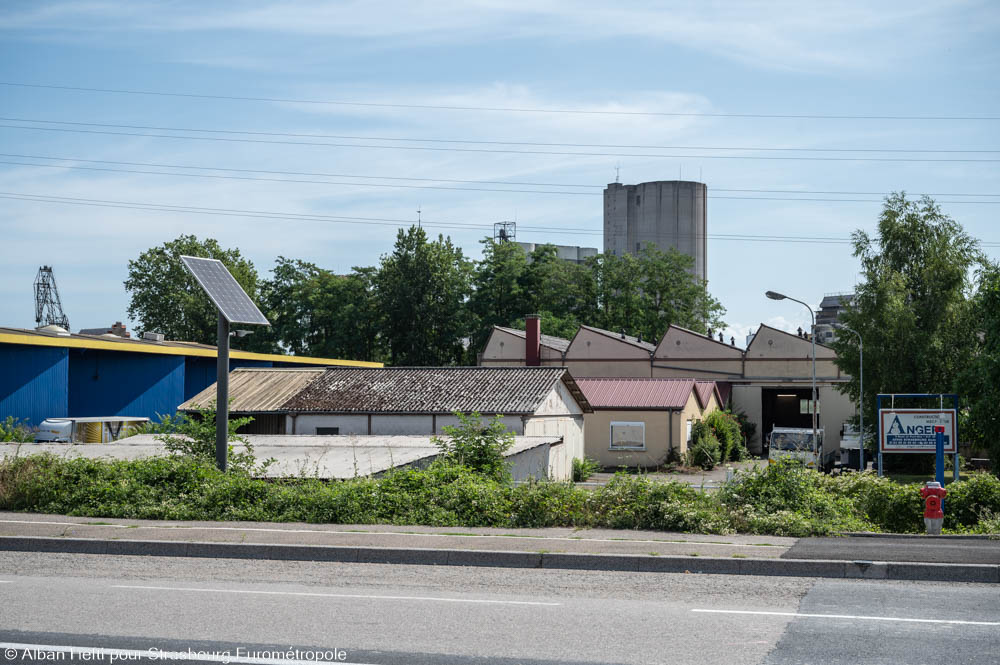 Die Gebäude auf dem Gelände des künftigen Parc du Petit Rhin sollen nach und nach abgerissen werden. Bildnachweis: Alban Hefti für die Eurometropole Straßburg