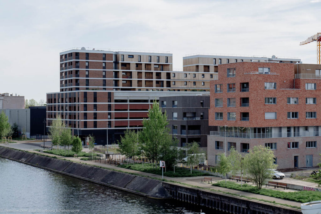 Blick von der André-Bord-Brücke auf das fertiggestellte Wohngebäude Quai Ouest (rechts) (Bildnachweis: Valentine Zeler für die Eurometropole Straßburg) 