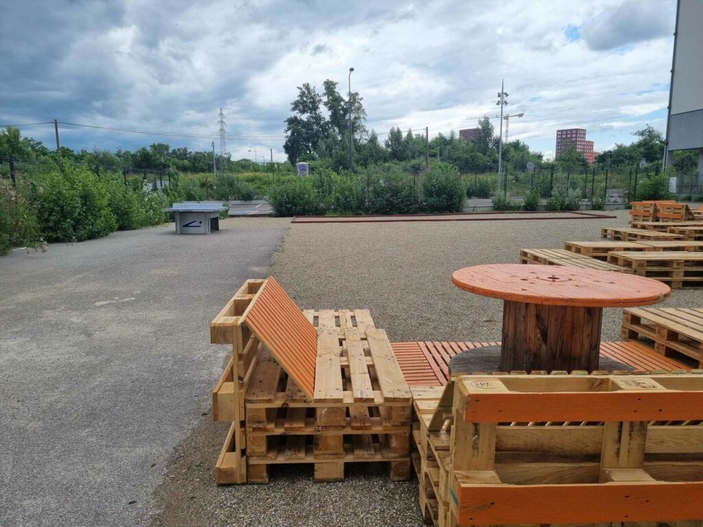 Le mobilier urbain en palette est installé allée Käthe Kollwitz.