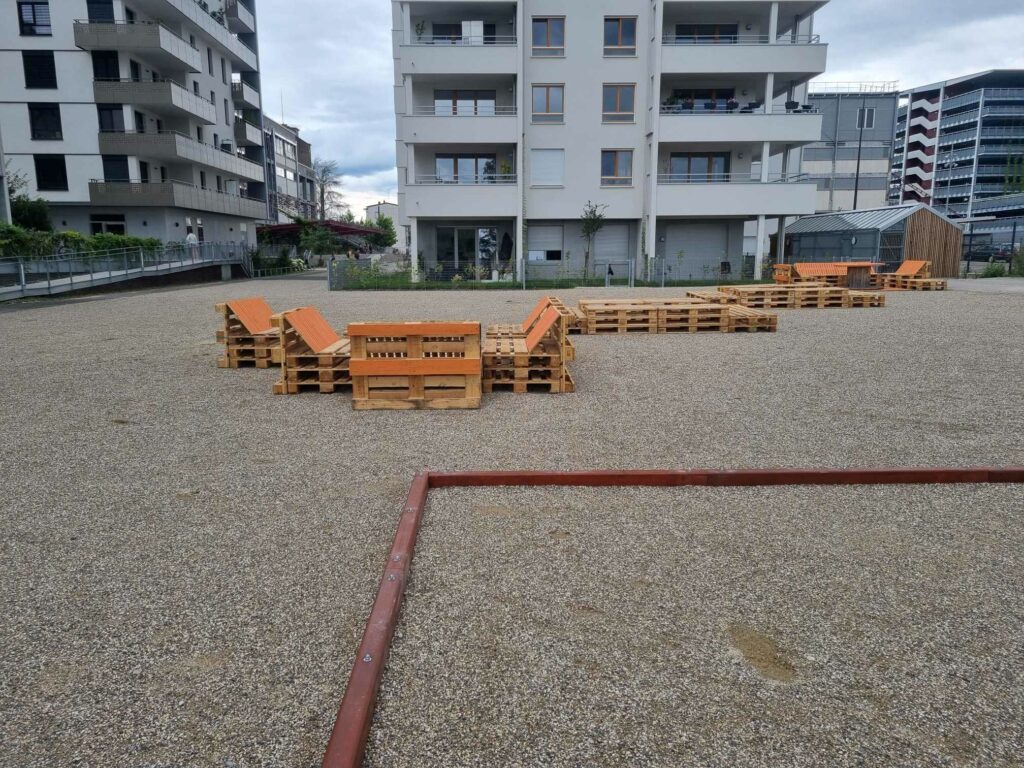 Terrain de pétanque et mobilier urbain en palettes à la Coop