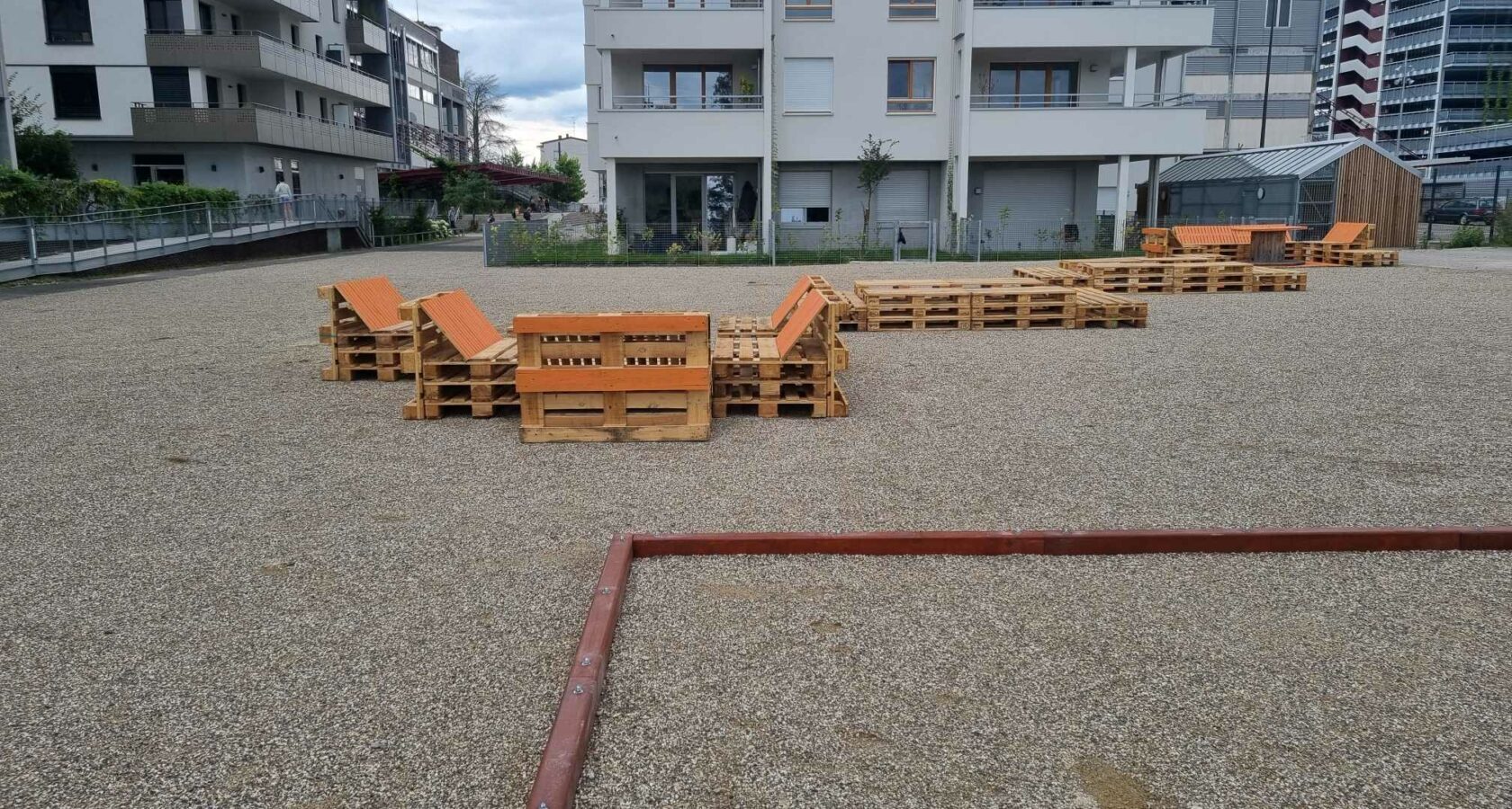 Terrain de pétanque et mobilier urbain en palettes à la Coop