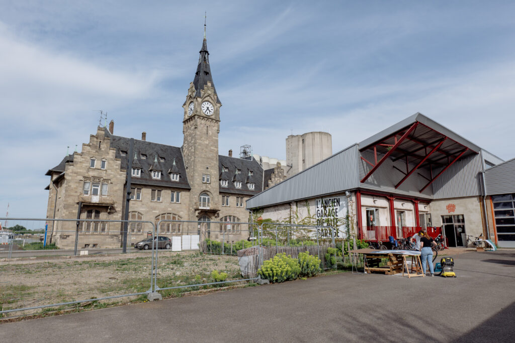 La Virgule et l'ancienne Capitainerie au quartier Coop à Strasbourg. Crédits : Valentine Zeler pour Strasbourg Eurométropole.