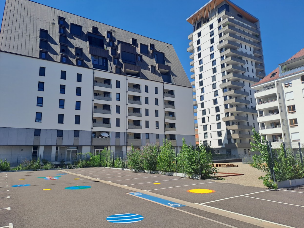 Peintures au sol pour transformer le parking provisoire en espace de jeu