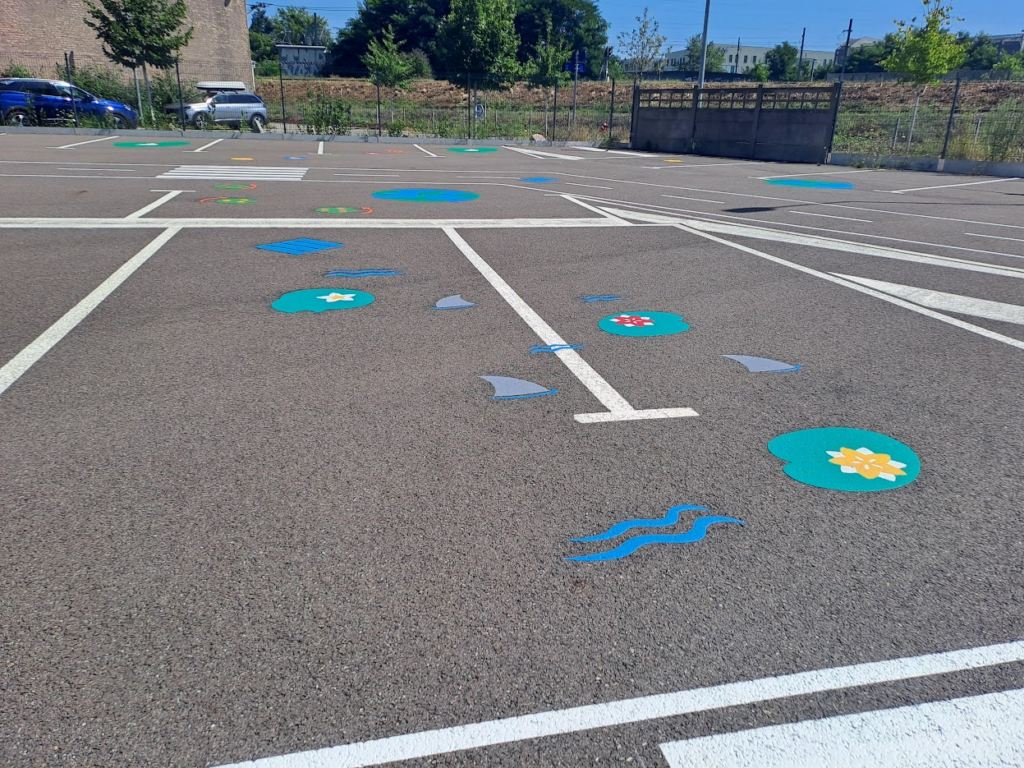 Peintures au sol pour transformer le parking provisoire en espace de jeu