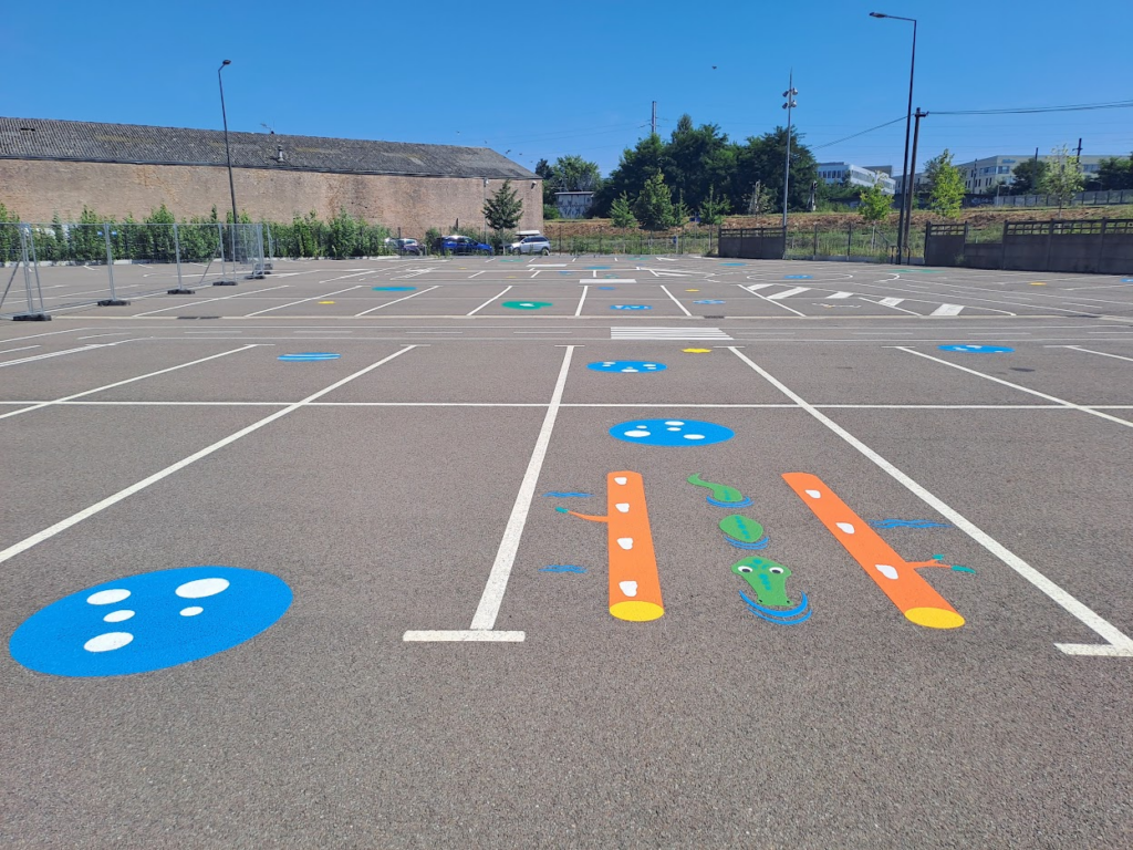 Bodenmalereien machen aus einem früheren Parkplatz eine Spielanlage für Kinder!