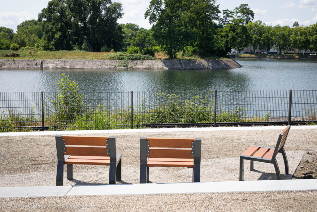 Des assises parsèment la promenade. Crédits : Elyxandro Cegarra pour Strasbourg Eurométropole