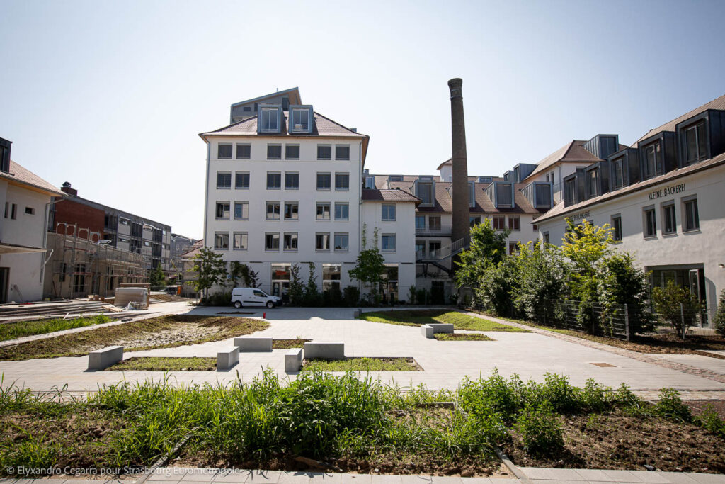 La Place des ouvrières de la Coopé est bercée par l'Administration et la Sérigraphie. Crédits : Elyxandro Cegarra pour Strasbourg Eurométropole