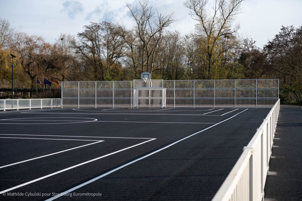 Le terrain du Hat Trick reconstitué sur la plaine Amélie Le Gall et son panier de basket 3x3. Crédits : Mathilde Cybulski pour Strasbourg Eurométropole