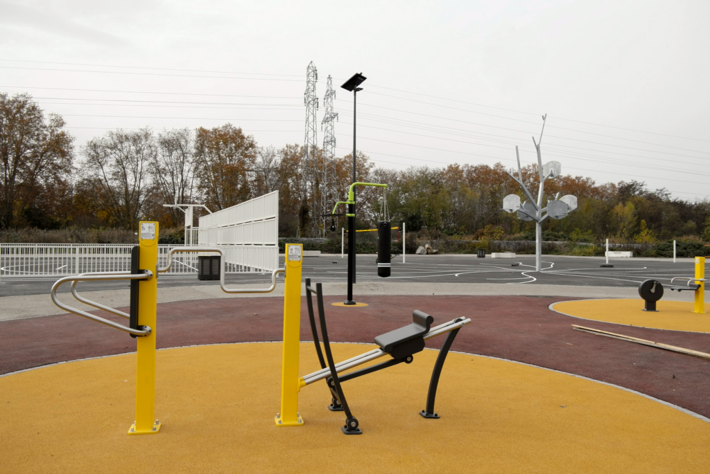 Agrès sportifs sur la plaine des jeux et des sports. Crédits : SPL Deux-Rives