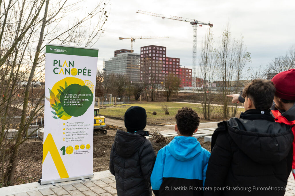 Les enfants de l'école du Rhin posent des questions sur le parc du Petit Rhin à Suzanne Brolly - Crédits Photo Laetitia Piccarreta pour la Ville et Eurométropole de Strasbourg