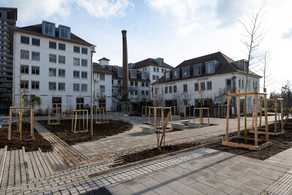La place des ouvrières de la Coopé et l'Administration vues depuis la Sérigraphie. Crédits : Mathilde Cybulski pour Strasbourg Eurométropole