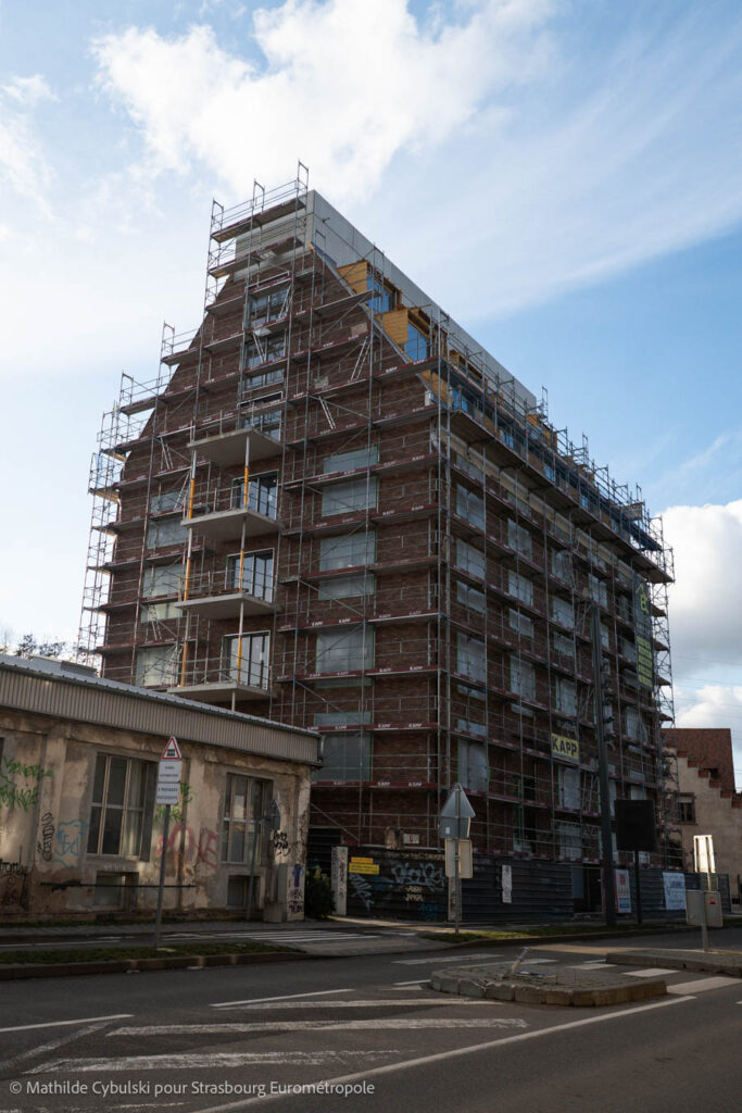 La Maison 115 vue depuis l'arrêt de bus Capitainerie. Crédits : Mathilde Cybulski pour Strasbourg Eurométropole