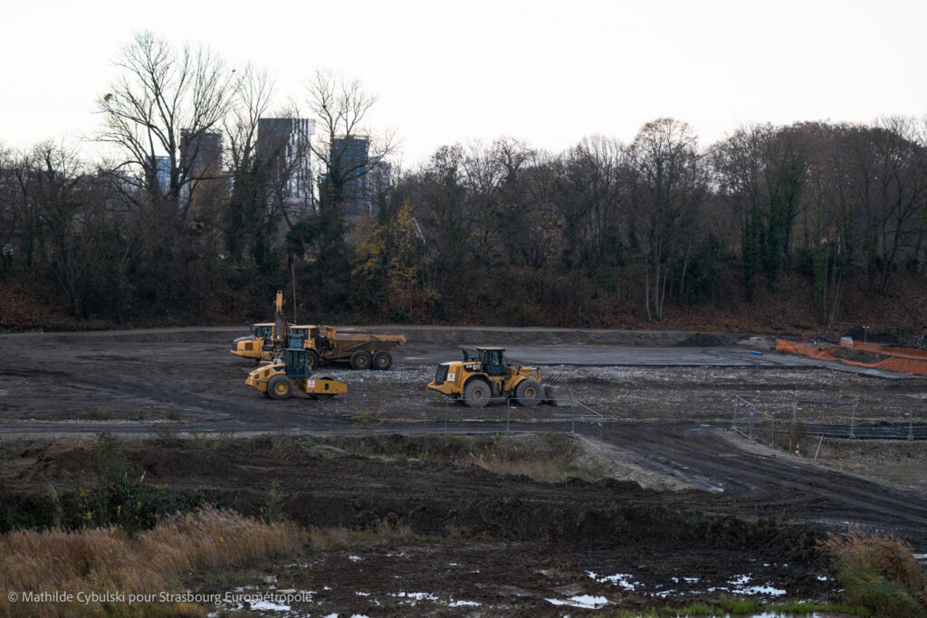 Le démontage de la plateforme de mise en état sanitaire des sols. Crédits : Mathilde Cybulski pour Strasbourg Eurométropole