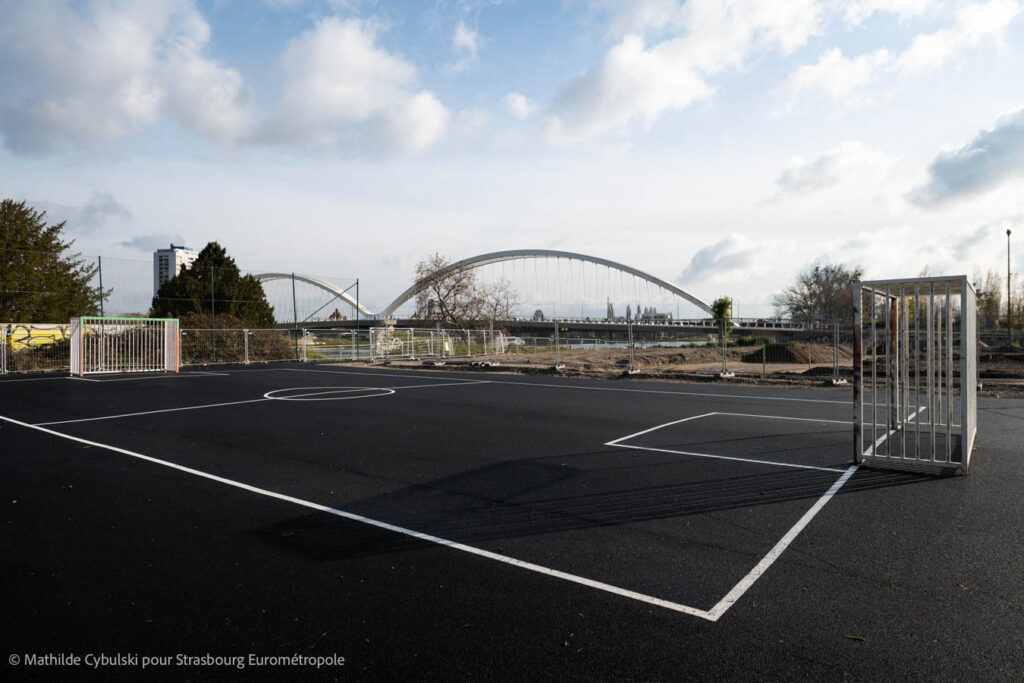 Le city-stade provisoire, à deux pas du Rhin. Crédits : Mathilde Cybulski pour Strasbourg Eurométropole