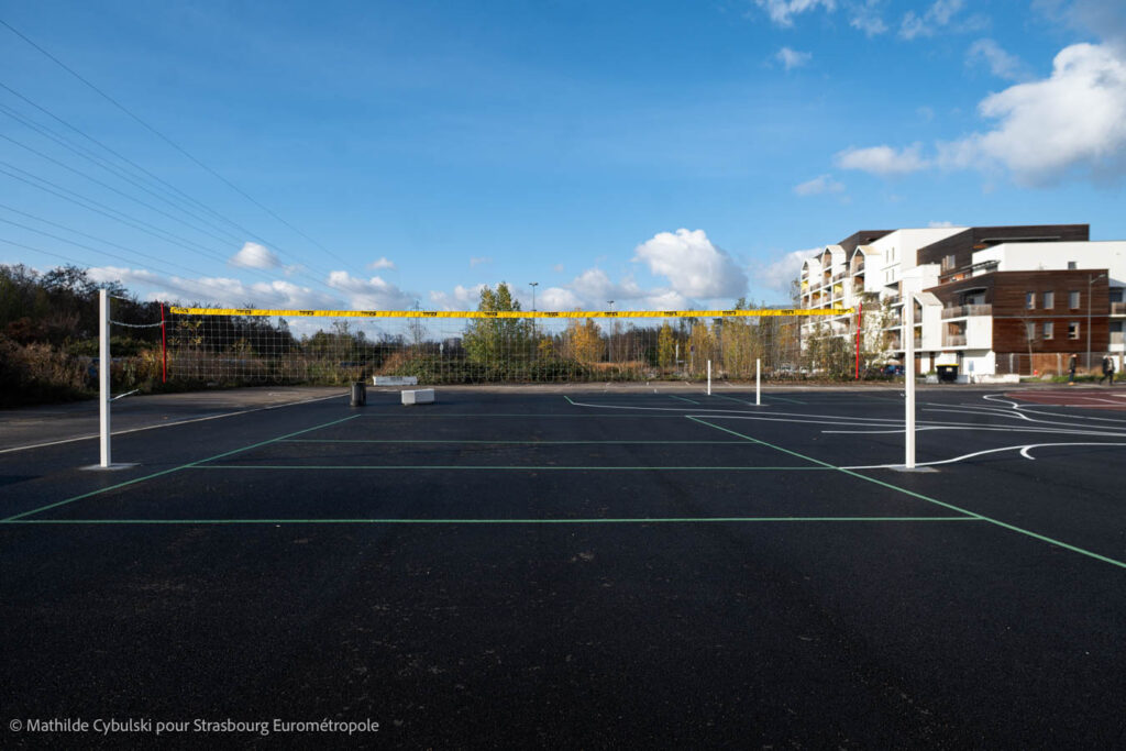 Der Volleyballplatz auf dem Spiel- und Sportgelände. Bildnachweis: Mathilde Cybulski für Eurometropole Straßburg