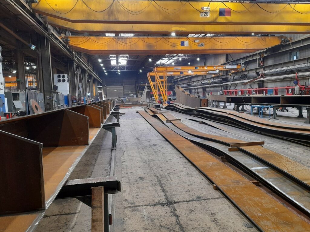 Vue sur les tôles qui serviront à fabriquer les modules et marquent une ondulation. 