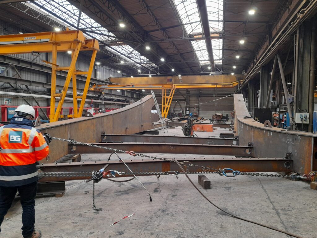 Vue sur le début de l'arche métallique