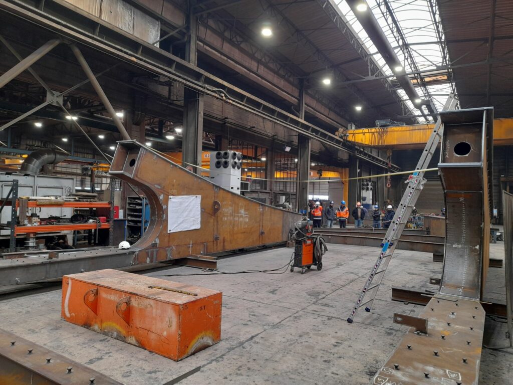 Vue sur le début de l'arche métallique