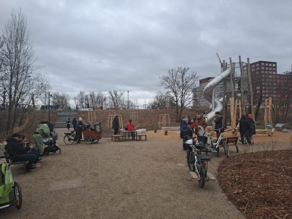 Des vélos et des enfants au pied des toboggans du Parc du Petit Rhin