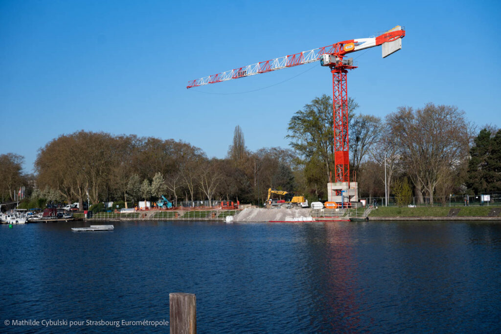 La grue utilisée pour les fondations des piliers de la passerelle Rosa Luxemburg. Crédits : Mathilde Cybulski pour Strasbourg Eurométropole