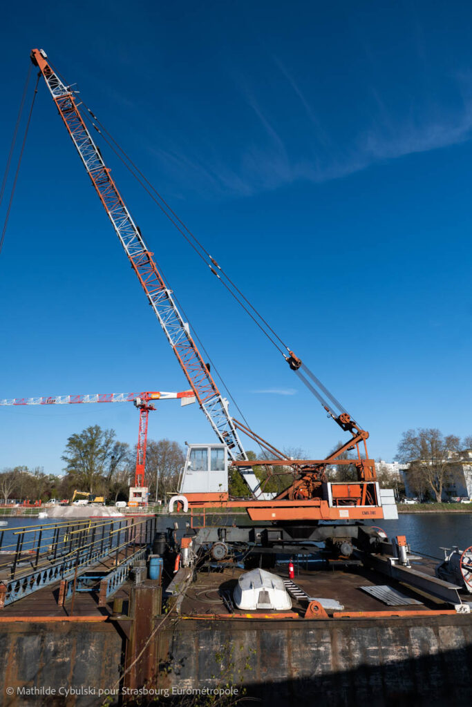 Les grues à l'oeuvre pour les fondations et la surélévation de pièces de la passerelle Rosa Luxemburg. Crédits : Mathilde Cybulski pour Strasbourg Eurométropole