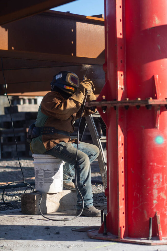 Un soudeur en action sur le chantier de la passerelle Rosa Luxemburg. Crédits : Mathilde Cybulski pour Strasbourg Eurométropole