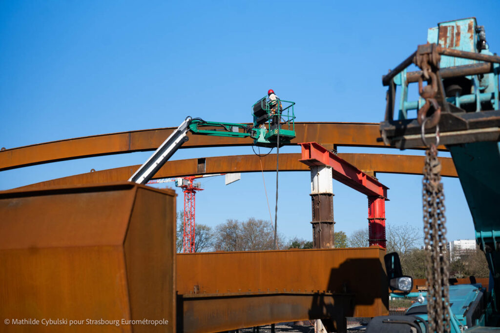 Les ouvriers à l'oeuvre sur le chantier de la passerelle Rosa Luxemburg. Crédits : Mathilde Cybulski pour Strasbourg Eurométropole