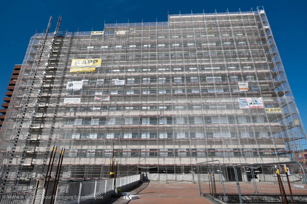 La façade est de Viva Starlette drapée d'échafaudages. Crédits : Mathilde Cybulski pour Strasbourg Eurométropole